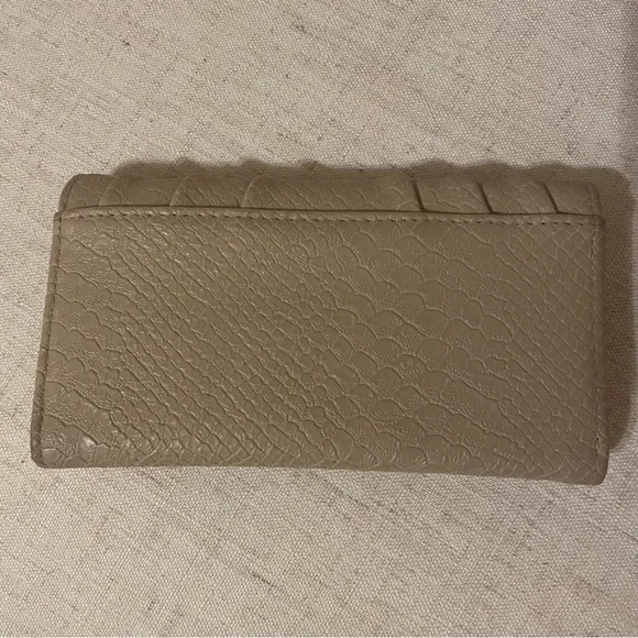 Tan/nude trifold wallet - Picture 5 of 5